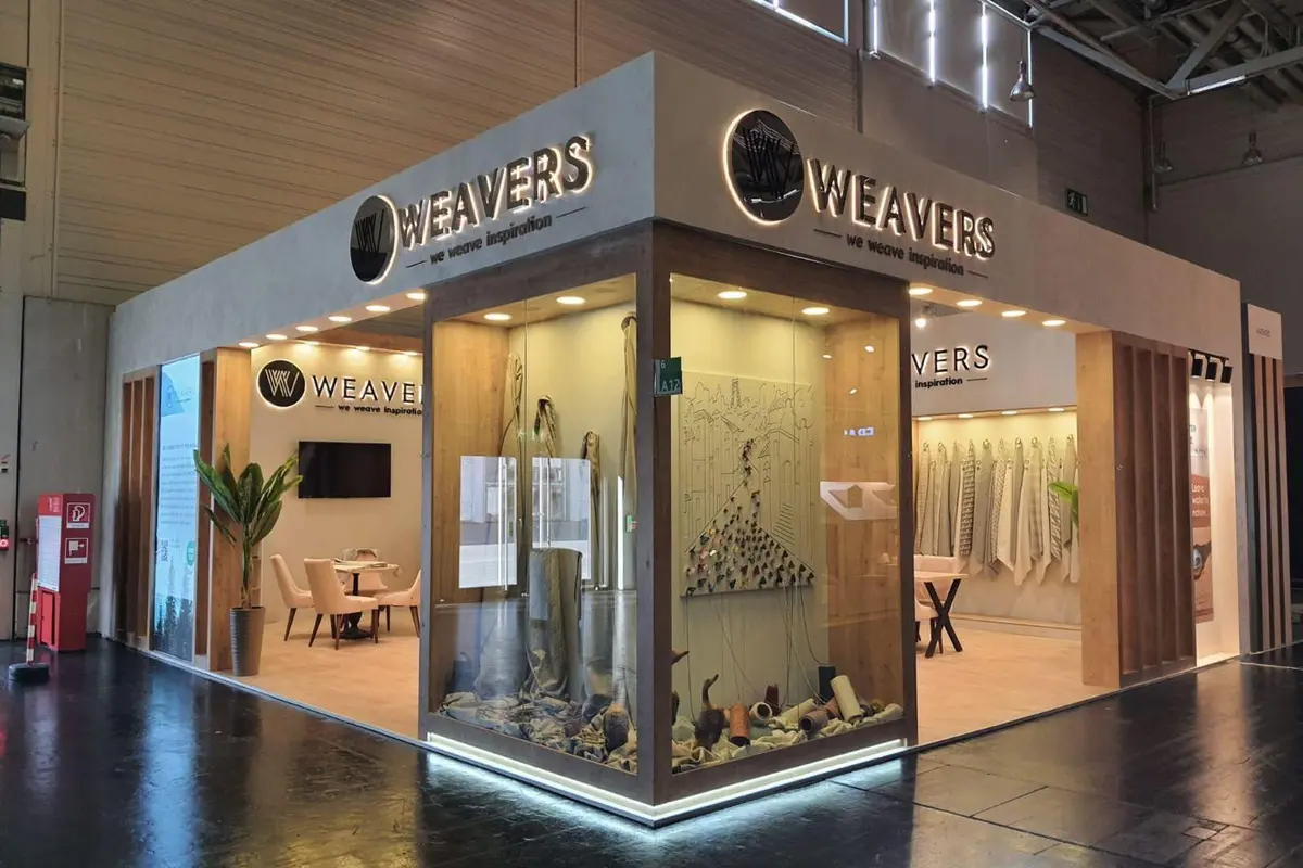 Weavers tekstil standında numune duvarları ve toplantı alanı