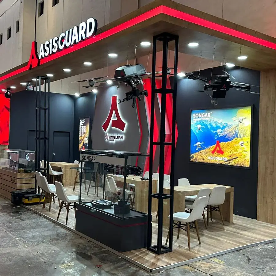 Kırmızı ışık detaylı siyah kurumsal fuar standı
